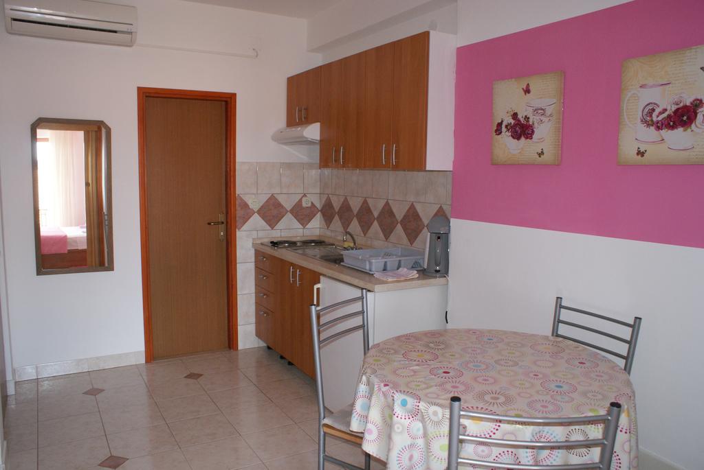 Apartments Vodopija 300M To The Beach Sveti Filip i Jakov Luaran gambar
